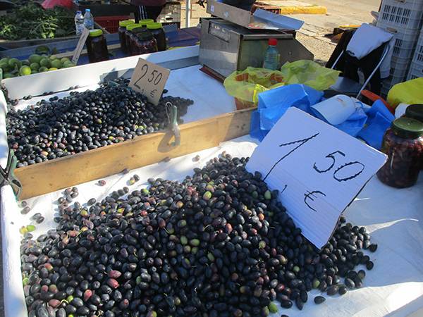 Χαμηλές τιμές στις ελιές Καλαμών στη λαϊκή