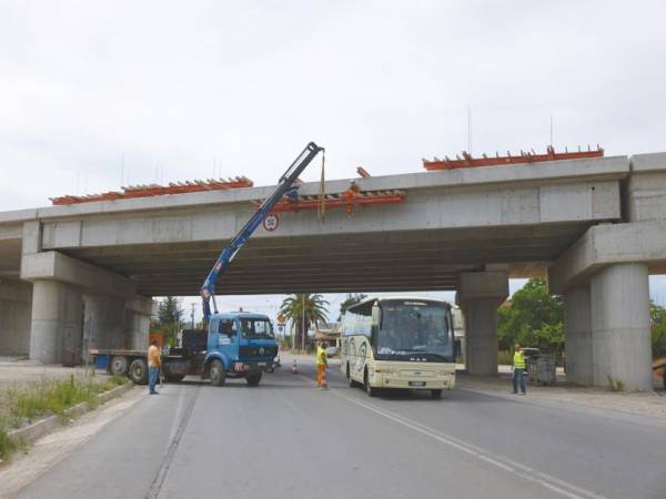 Εργα στη γέφυρα του αυτοκινητοδρόμου στον Αντικάλαμο