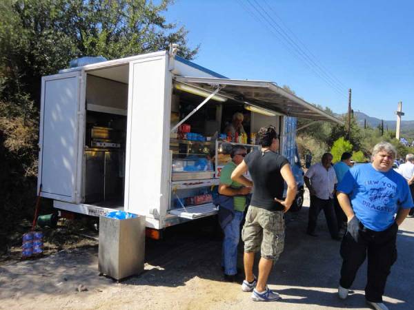 Σουβλάκια  στο μνημόσυνο