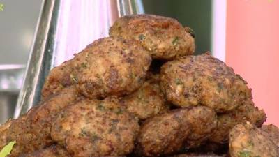 Κεφτεδάκια νησιώτικα και πατάτες τσακιστές