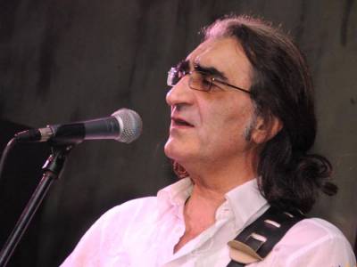 Συλλογή Ελληνικών Ενδυμασιών «Βικτωρία Γ. Καρέλια»: Συναυλία με τον Βασίλη Καζούλη