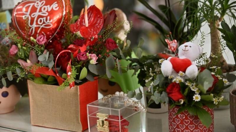 Λιανεμπόριο, εστίαση και τουρισμός στη «μάχη» της πιο ερωτικής γιορτής του χρόνου