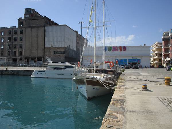 Κίνδυνος για το λιμάνι της Καλαμάτας τα κατασχεμένα σκάφη