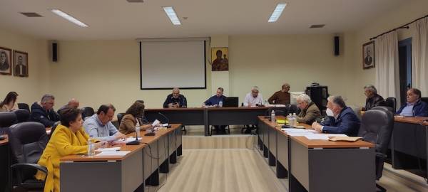 Το απόλυτο χάος στο Δημοτικό Συμβούλιο Τριφυλίας: Πέντε διακοπές για να ηρεμήσουν τα πνεύματα