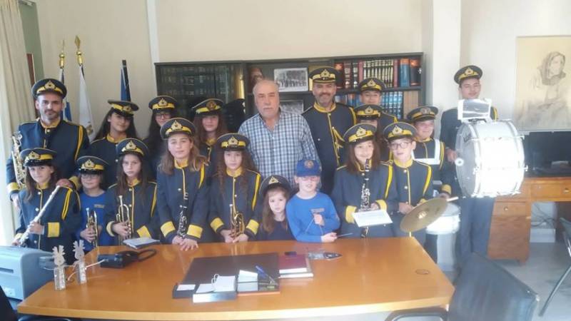 Στον δήμαρχο Γιάννη Μαραμπέα τραγούδησε τα κάλαντα η Φιλάρμονική Δυτικής Μάνης (φωτογραφίες)