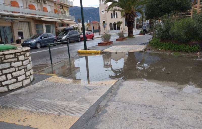 Απροσπέλαστο πεζοδρόμιο...