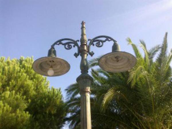 Καμένες λάμπες στη Φοινικούντα