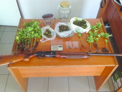 382 γραμμάρια χασίς κάτω από μπάλες σανού σε αγρόκτημα στη Μακαρία