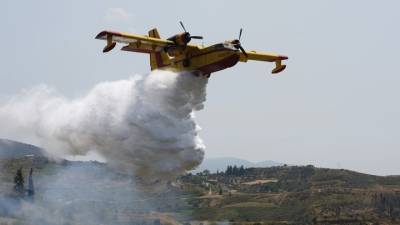 Μαίνεται η φωτιά στην Ηλεία: Ξεκίνησαν να επιχειρούν τα εναέρια μέσα (βίντεο)