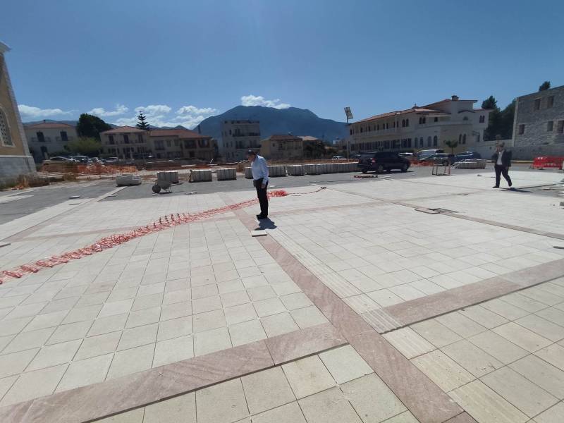 Μπαίνουν μάρμαρα στην πλατεία Υπαπαντής