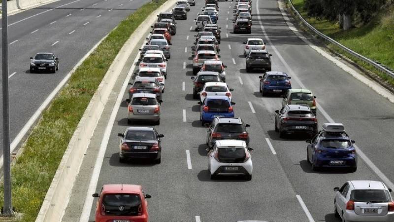Σε εξέλιξη η έξοδος των εκδρομέων για την Πρωτομαγιά - Αυξημένη η κίνηση στην Αθηνών-Κορίνθου