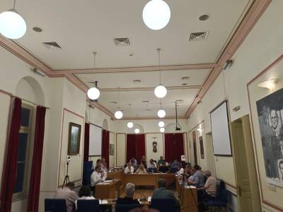 Δημοτικό Συμβούλιο Καλαμάτας: Αναφορές για... παντελόνια και αμειβόμενες θέσεις - Η επίσκεψη Γεωργιάδη άναψε &quot;φωτιές&quot;