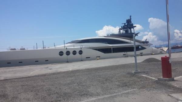 Εντυπωσιακή θαλαμηγός Ρώσου δισεκατομμυριούχου στο λιμάνι της Καλαμάτας