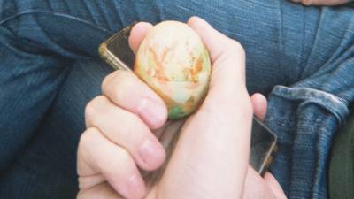 Πάσχα στην εποχή των social media. Ανάμεσα στο βίωμα και το «content»