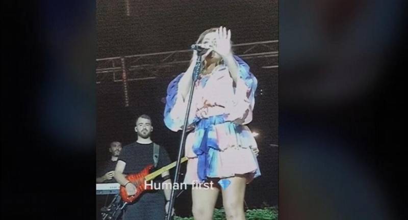 Θεατής σε συναυλία της Παπαρίζου κατέβασε το παντελόνι του - «Καλέστε το 100!» (Βίντεο)