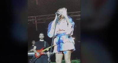 Θεατής σε συναυλία της Παπαρίζου κατέβασε το παντελόνι του - «Καλέστε το 100!» (Βίντεο)