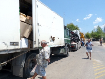 Φορτηγό έπεσε σε γκρεμό στο προσήλιο - Τύχη βουνό είχε ο οδηγός 