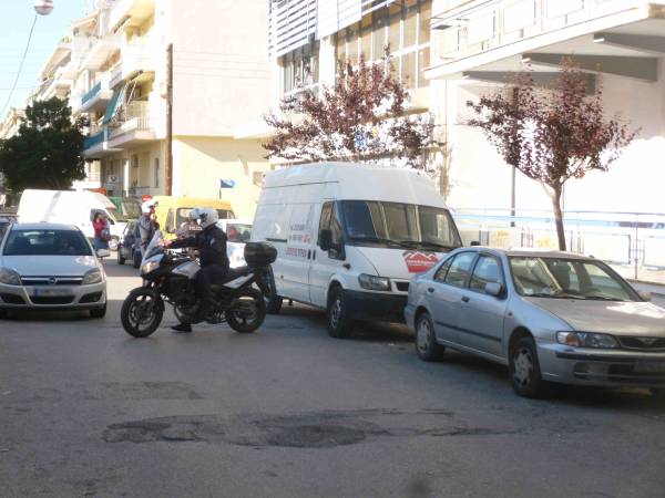 Νεαρός από ταράτσα έβριζε περαστικούς στο κέντρο της Καλαμάτας