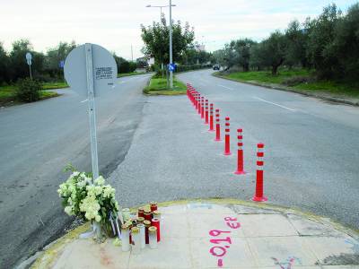 Καλαμάτα: Πλαστικά κολονάκια μετά το θανατηφόρο στη διάβαση της Παπαφλέσσα