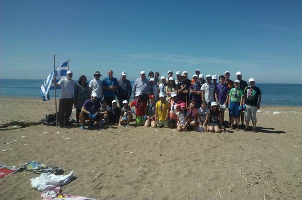 Καθάρισαν την παραλία του δάσους Ελαίας