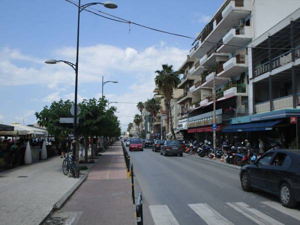 Διαπλάτυνση του βόρειου πεζοδρομίου της Ναυαρίνου από Φαρών έως Ακρίτα