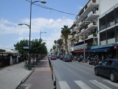 Διαπλάτυνση του βόρειου πεζοδρομίου της Ναυαρίνου από Φαρών έως Ακρίτα