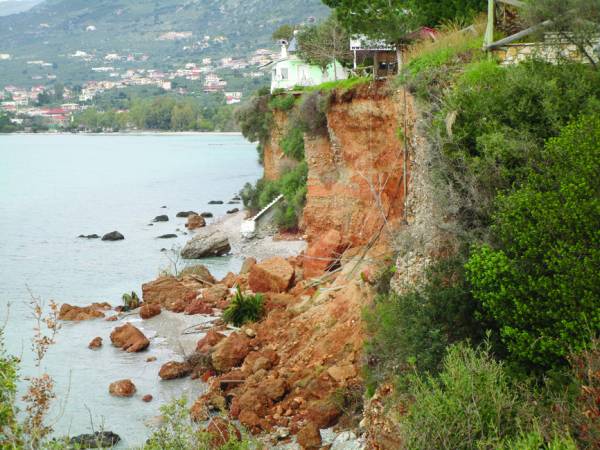 Μελέτη υποσχέθηκε η Αλειφέρη για κατολίσθηση Μικρής Μαντίνειας