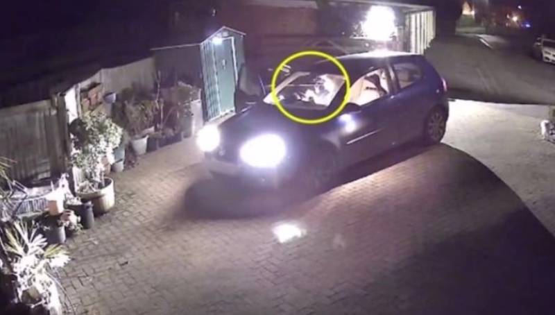 Αγγλία: Παρήγγειλαν πίτσα, αλλά όταν την άνοιξαν διαπίστωσαν πως τη μισή την είχε φάει ο ντελιβεράς (Βίντεο)