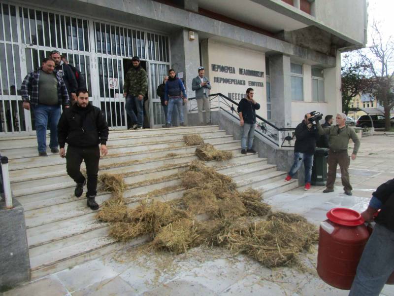 Καλαμάτα: Αγρότες άδειασαν γάλα και σανό στο Διοικητήριο  (βίντεο)