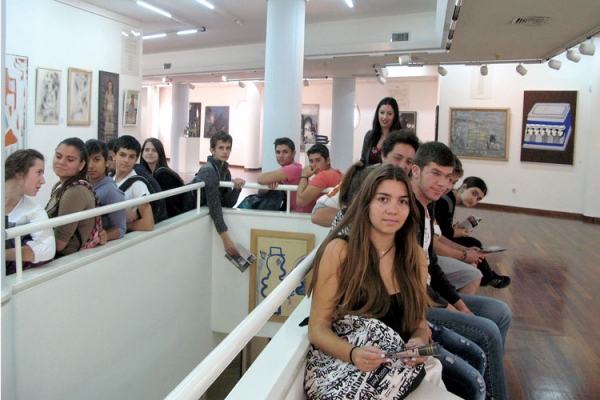 Μαθητές του 5ου Λυκείου πραγματοποιούν έρευνα στην Λαϊκή Βιβλιοθήκη Καλαμάτας