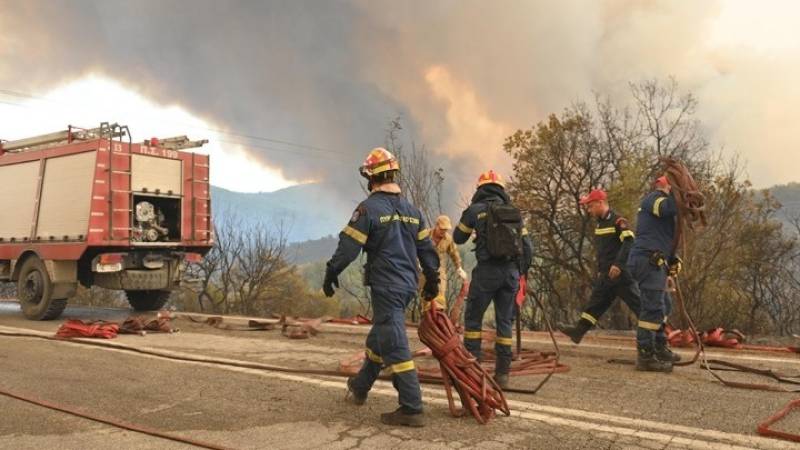 Με ισχυρές δυνάμεις συνεχίζεται η επιχείρηση κατάσβεσης στον Έβρο