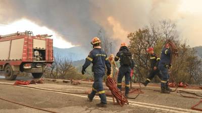 Με ισχυρές δυνάμεις συνεχίζεται η επιχείρηση κατάσβεσης στον Έβρο