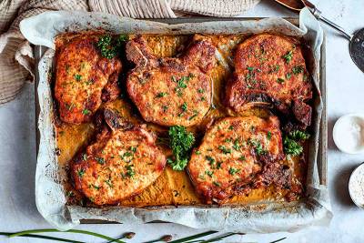 Χοιρινές μπριζόλες φούρνου με πετιμέζι και ξύσμα εσπεριδοειδών