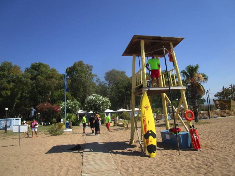 Ναυαγοσώστες στην παραλία της Μπούκας