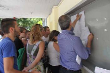 Πανελλαδικές εξετάσεις: Οι πρωτεύσαντες μιλούν στην "Ε" για την προσπάθεια και τα όνειρά τους