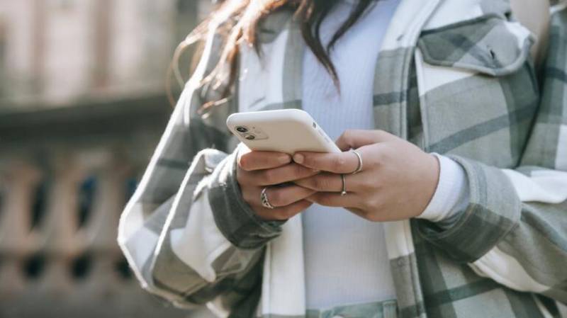 Η Γαλλία πρέπει να περιορίσει τη χρήση των smartphone και των μέσων κοινωνικής δικτύωσης από παιδιά και εφήβους, λέει επιτροπή ειδικών