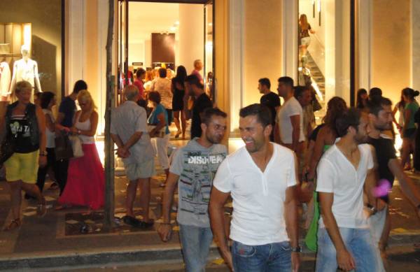 Εκπτώσεις από Δευτέρα στα εμπορικά καταστήματα -Στις 27/8 η "Λευκή Νύχτα"