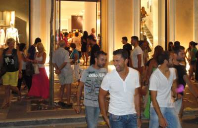 Εκπτώσεις από Δευτέρα στα εμπορικά καταστήματα -Στις 27/8 η "Λευκή Νύχτα"