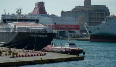 Αυτοκίνητο έπεσε στο λιμάνι του Πειραιά - Σώος ο οδηγός