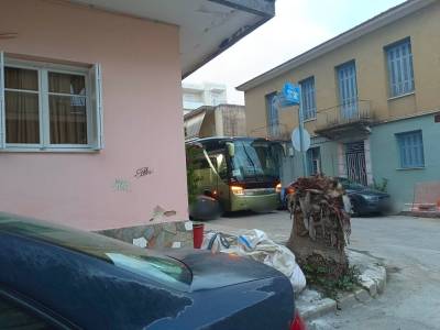 Παρκάρουν και από τις δύο πλευρές