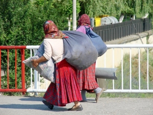 Οι παρόλες για τους τσιγγάνους και το επίπλαστο ενδιαφέρον