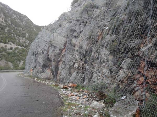 Τοποθετήθηκαν τα πλέγματα στο δρόμο Αμφεια - Πολιανή