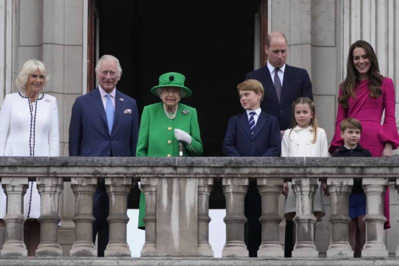 Πλατινένιο Ιωβηλαίο: Η εμφάνιση της βασίλισσας Ελισάβετ στον εξώστη του Μπάκιγχαμ και το ευχαριστήριο μήνυμα (βίντεο)