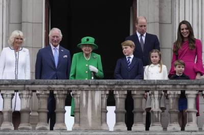 Πλατινένιο Ιωβηλαίο: Η εμφάνιση της βασίλισσας Ελισάβετ στον εξώστη του Μπάκιγχαμ και το ευχαριστήριο μήνυμα (βίντεο)