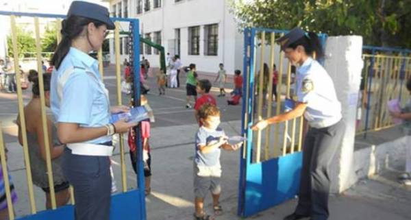 Η Τροχαία διανέμει φυλλάδια στα σχολεία