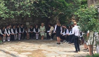 Καμίλα και Κονιόρδου διάβασαν Χάρι Πότερ στη Μονή Καισαριανής