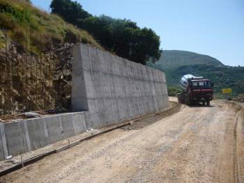 Τοίχος αντιστήριξης στο δρόμο για Περιβολάκια