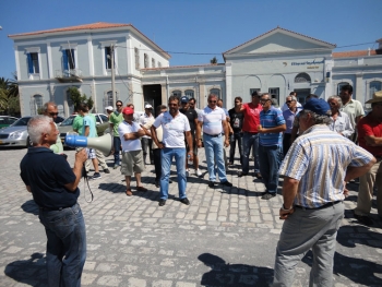 Πάνε για Τρίπολη  οι ιδιοκτήτες ταξί - Xθες απέκλεισαν τη ΔΟΥ και έκαναν πορεία