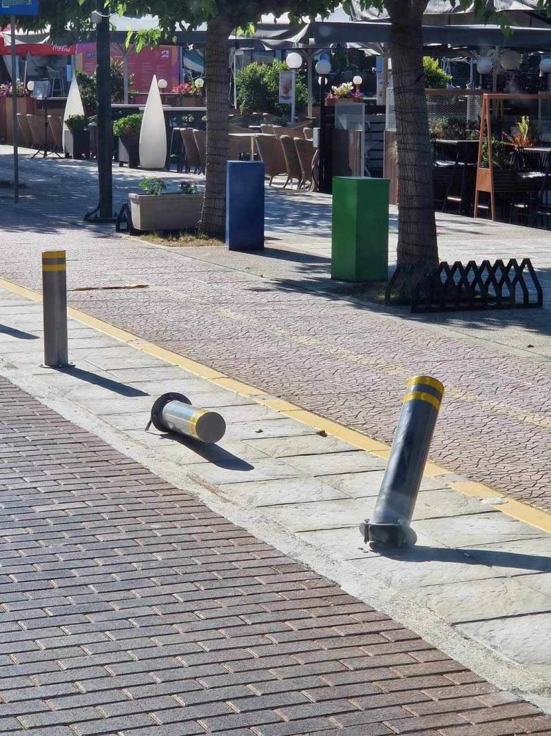 Τζιπ “θέρισε” κολονάκια στο αναπλασμένο τμήμα της Ναυαρίνου