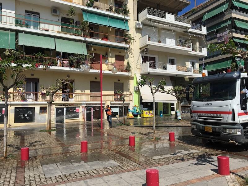 Καθαρισμός σε πλατείες της Καλαμάτας